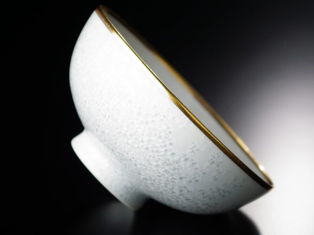 有田焼 茶碗 白天目本金彩。白い釉薬に本金の絵付けを施した茶碗