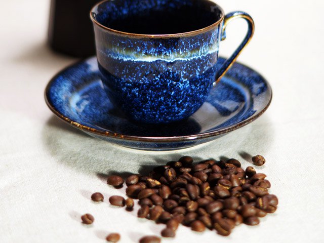 有田焼 コーヒーカップ 銀河特選。深い青の釉薬とコーヒー豆