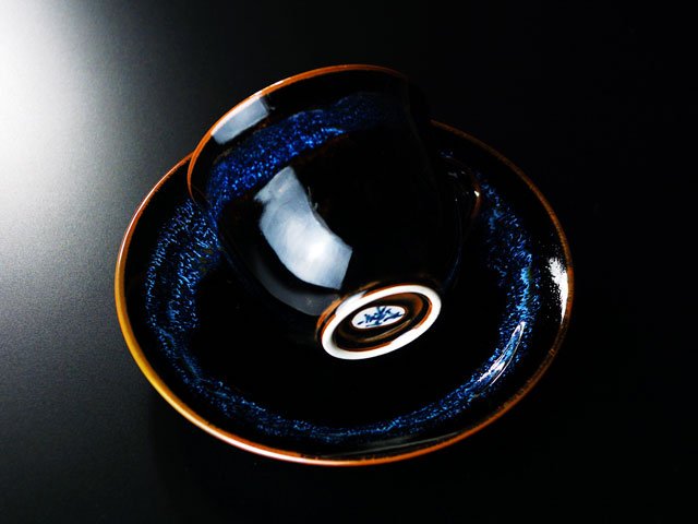 有田焼 広口コーヒーカップ 青き明星。深い紺の天目釉をかけたカップとソーサー