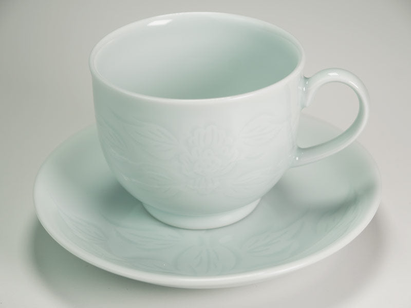 有田焼 コーヒーカップ 白磁牡丹彫。牡丹を彫った白磁のカップとソーサー