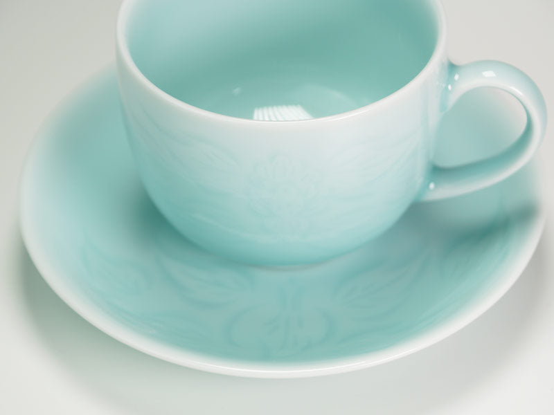 有田焼 コーヒーカップ 青白磁牡丹彫。牡丹を彫った青白磁のカップとソーサー