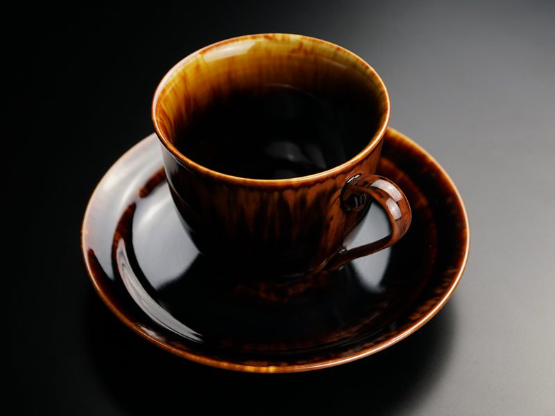 有田焼 広口コーヒーカップ 玳皮天目。べっ甲色の釉薬をかけたカップとソーサー