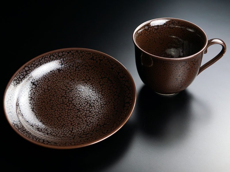 有田焼 広口コーヒーカップ 油滴天目。茶褐色に斑紋が浮かぶカップとソーサー
