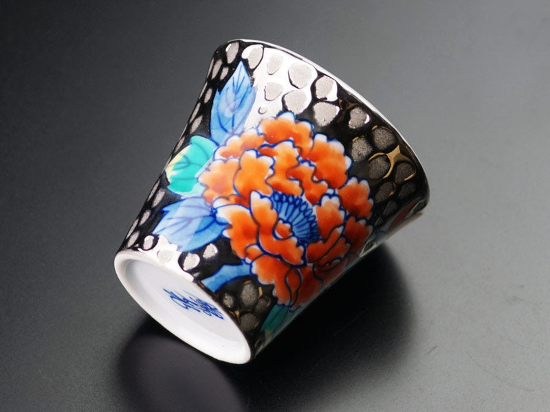 有田焼のぐい呑み 染錦白金牡丹図。径5.4cm、高さ5cm