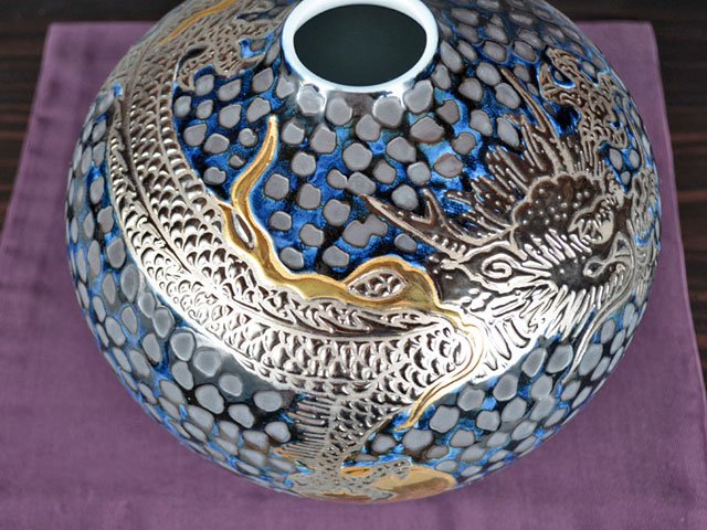 有田焼 丸飾り花瓶 天目金彩・白金彩龍図。金彩と白金彩で龍を描いた丸い花瓶