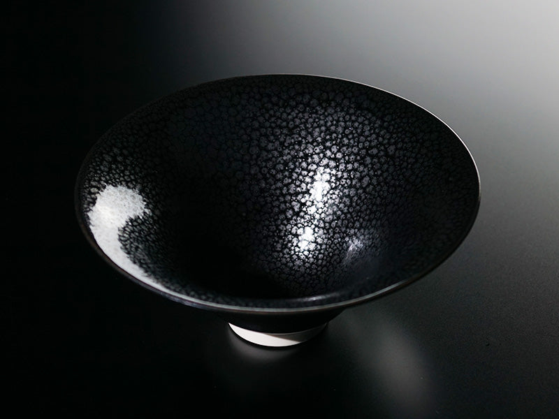 有田焼 油滴天目平抹茶碗。黒釉に銀の斑紋が浮かぶ平茶碗