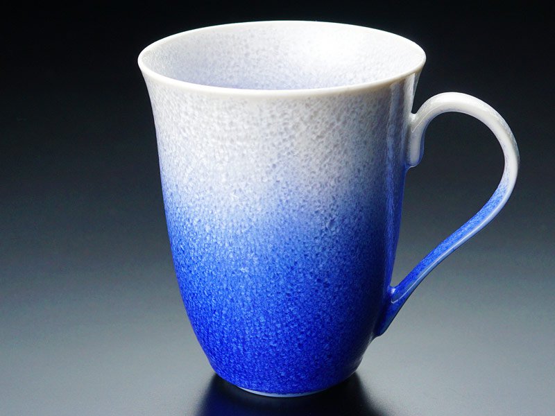 有田焼の広口マグカップ 藍染水滴。口径8.5cm、満水容量320ml