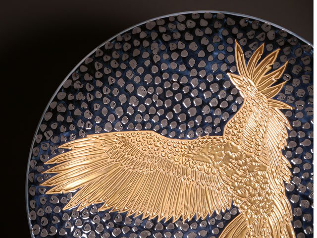 有田焼 飾り絵皿(大)天目金彩鷹図。黒地に金で鷹を描いた大皿