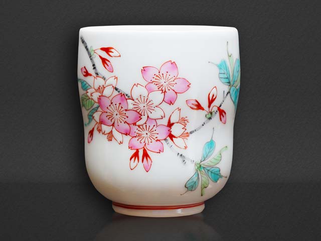 有田焼の湯呑み 色絵桜図
