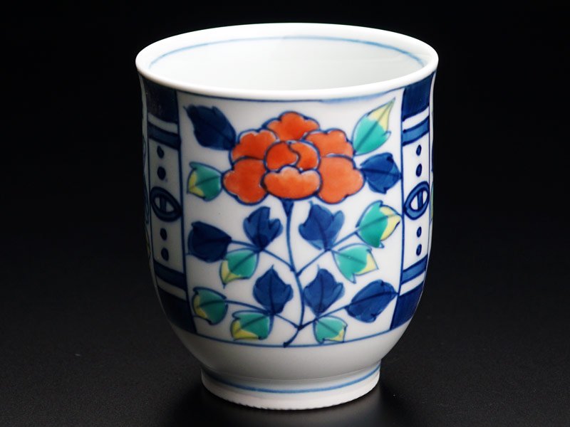 有田焼の湯呑み 染錦菊牡丹図。径7.1cm、高さ7.8cm