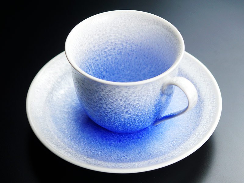 有田焼 広口コーヒーカップ 藍染水滴。藍のぼかしのカップとソーサー