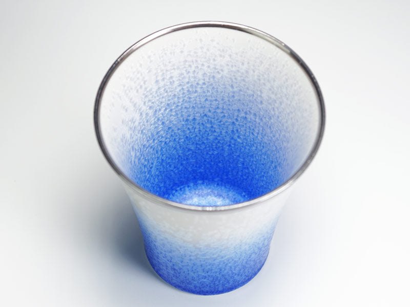 有田焼 焼酎グラス 藍染水滴 晴天。白から藍へぼかした背の高いグラス