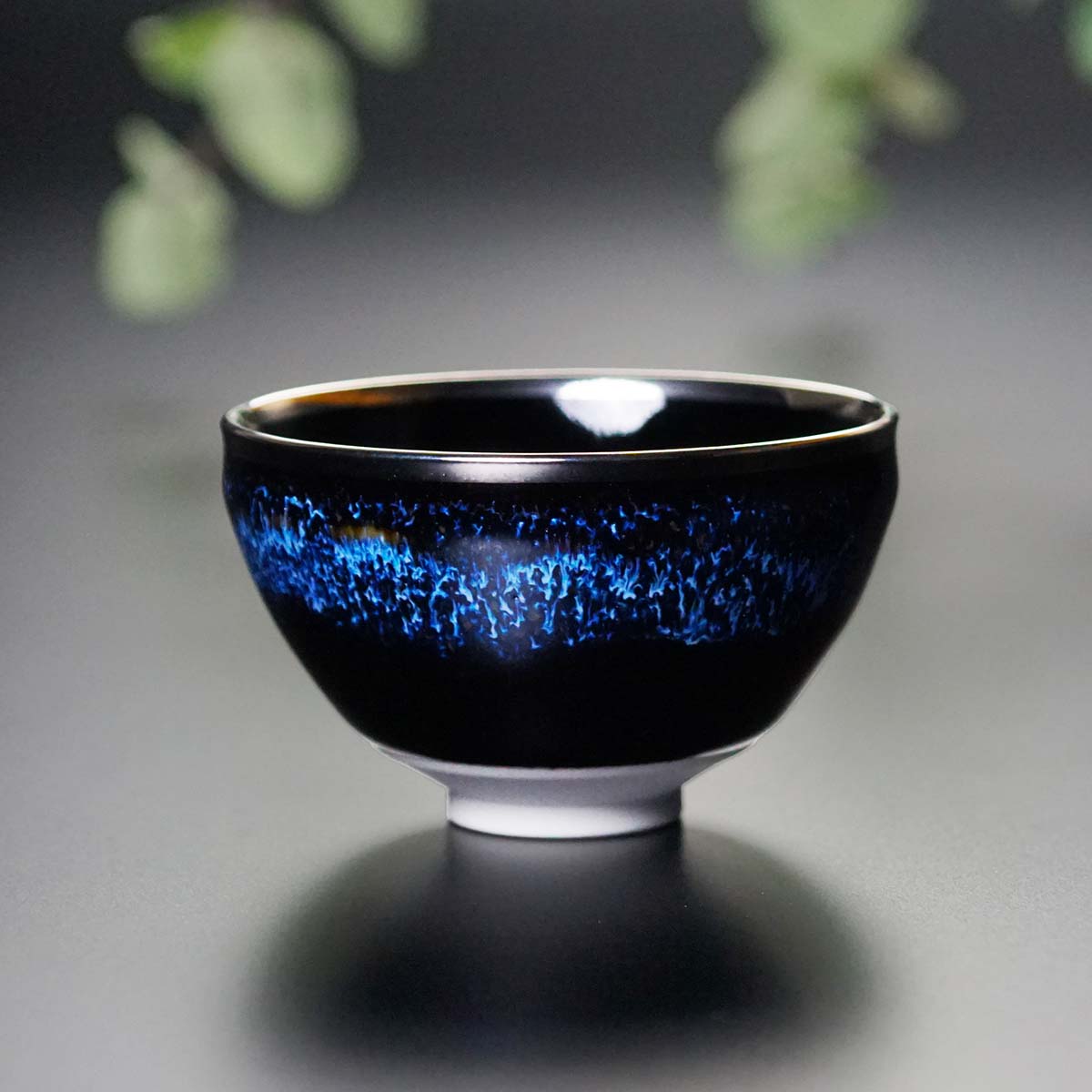 有田焼 ぐい呑み 青き明星 月光。黒地に青の結晶が回るぐい呑み