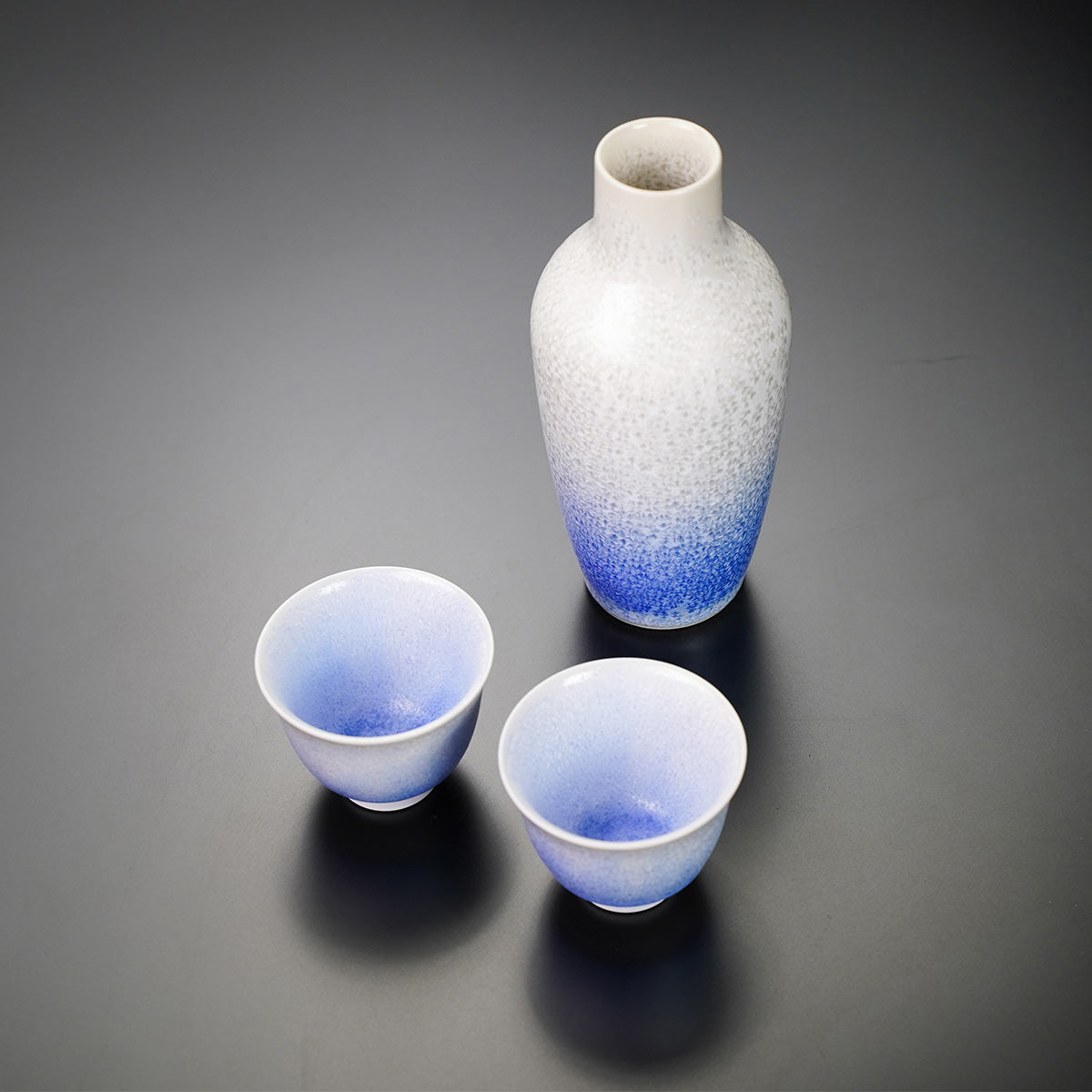有田焼 酒器セット 藍染水滴。白から藍へぼかした徳利とぐい呑み2つ