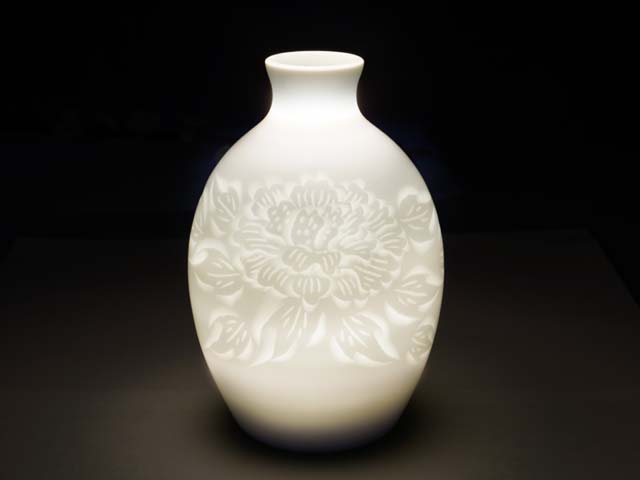 有田焼 白磁酒器セット 白磁牡丹彫り。白磁に牡丹を彫った徳利とぐい呑み2つ
