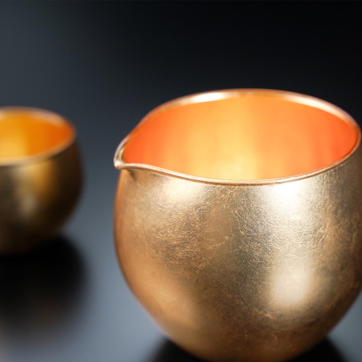 有田焼 喜箔 酒器セット 煌。金色の片口とぐい呑み2つ