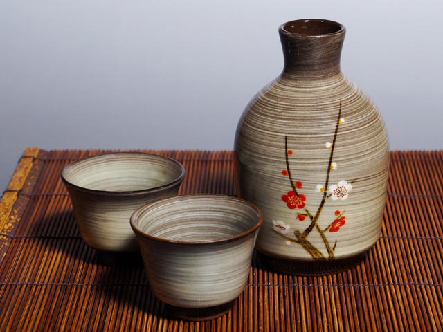 有田焼 酒器セット 紅梅白梅。刷毛目に紅白の梅を描いた徳利とぐい呑み2つ