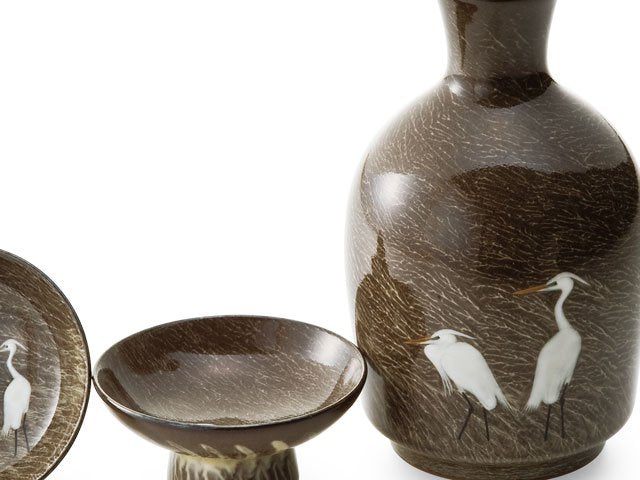 有田焼 酒器セット 鷺図。落ち着いた地に白い鷺を描いた徳利と高台付きのぐい呑み