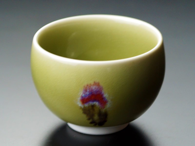 有田焼 酒器セット 天龍寺青磁花片紋。青磁の緑に花を配した徳利とぐい呑み2つ