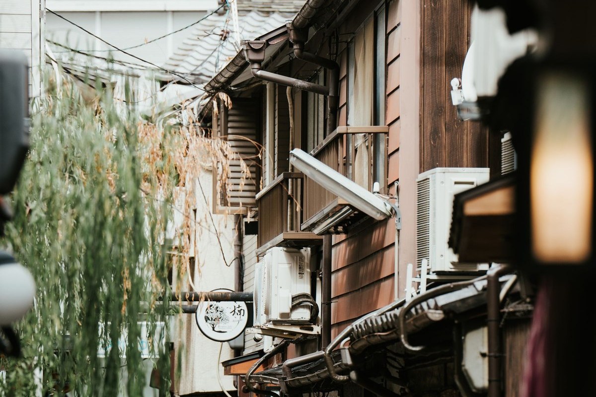 格子戸の続く古い町並みの路地