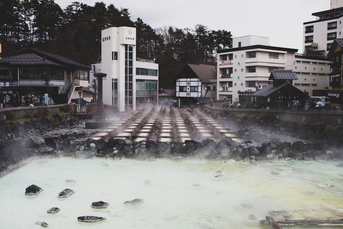 湯気の立ちのぼる温泉地の情景