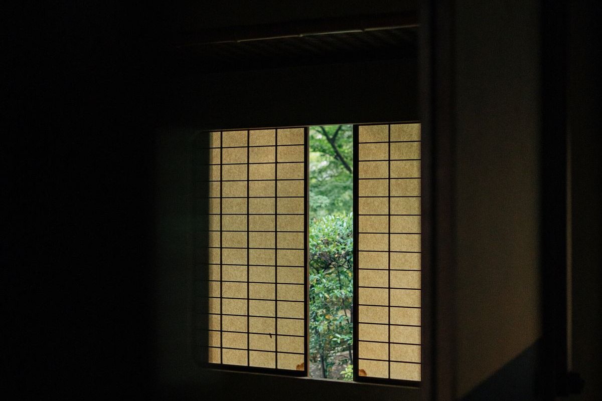 障子越しに庭の緑が見える和室の窓辺
