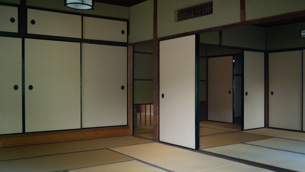 無地の襖が並ぶ和室
