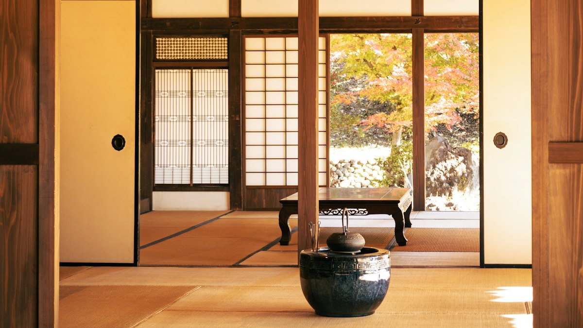 柱が見える真壁の和室。障子の向こうに庭が見える