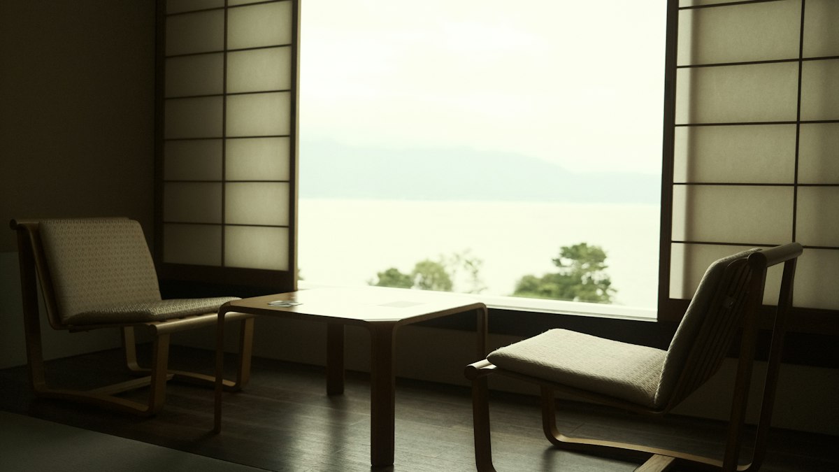 天井と壁は和室のまま、テーブルと椅子を置いた部屋