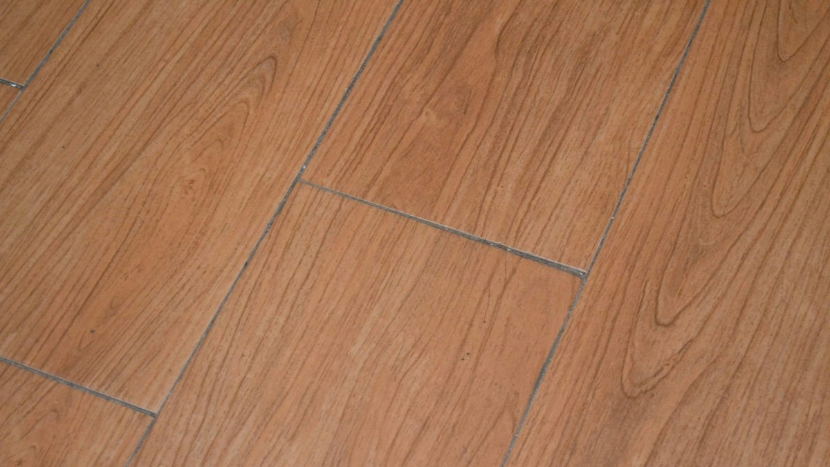 畳の上に敷くフロアタイルの木目