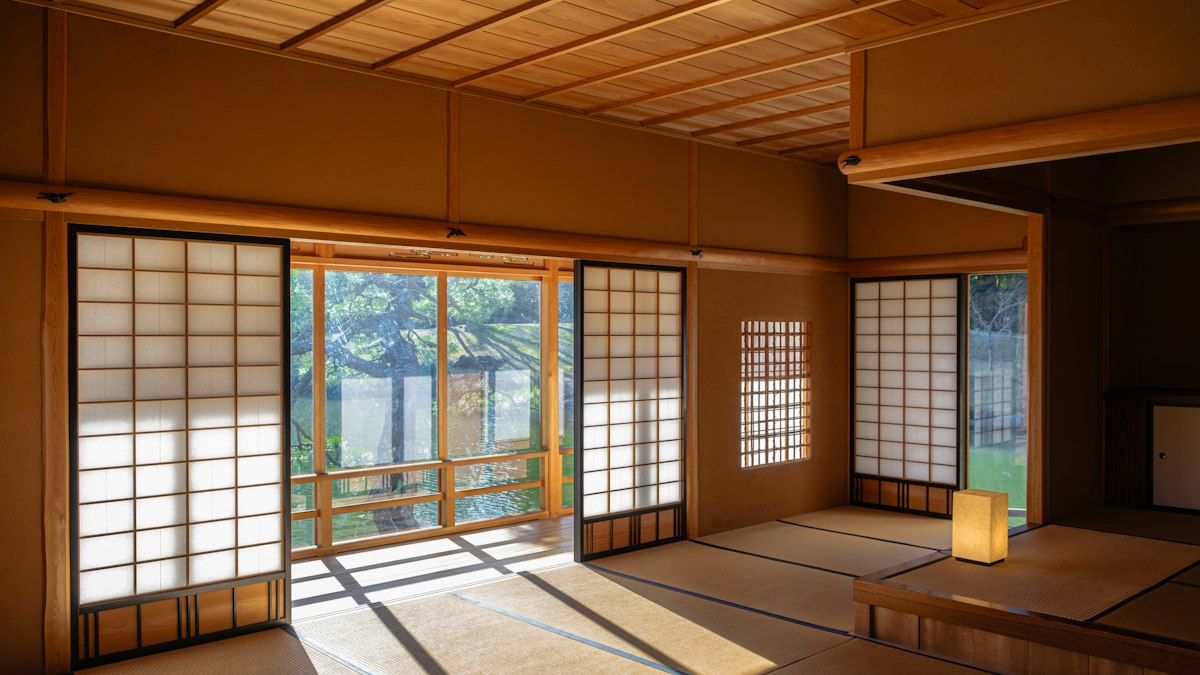細い木を渡した竿縁天井の和室。障子から光が入っている